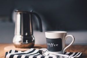 Bedruckte Tassen als gezieltes Firmenmarketing f&uuml;r die Baufirma - Bild: fancycrave1 auf Pixabay