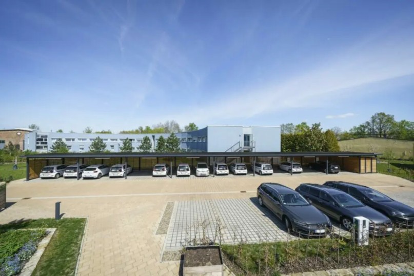 Photovoltaik Parkplatz&uuml;berdachung in Braunschweig