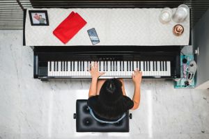 Ein Musikzimmer ist ein speziell konzipierter Raum, der f&uuml;r musikalische Aktivit&auml;ten wie das Spielen von Instrumenten, Singen, Komponieren oder Musikh&ouml;ren optimiert ist.
