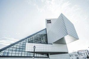 Die Aufstockung bezeichnet die Erweiterung eines bestehenden Gebäudes durch das Hinzufügen eines oder mehrerer Geschosse auf das vorhandene Dach oder die vorhandene oberste Etage. Die Aufstockung bezeichnet die Erweiterung eines bestehenden Gebäudes durch das Hinzufügen eines oder mehrerer Geschosse auf das vorhandene Dach oder die vorhandene oberste Etage.