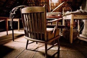 Der Dachboden ist ein Raum direkt unter dem Dach eines Geb&auml;udes, der traditionell als Speicher oder Abstellraum genutzt wird.