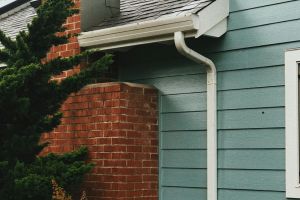 Das Fallrohr, auch als Abflussrohr oder Regenfallrohr bezeichnet, ist ein vertikales Rohr, das an der Außenseite eines Gebäudes angebracht ist. Das Fallrohr, auch als Abflussrohr oder Regenfallrohr bezeichnet, ist ein vertikales Rohr, das an der Außenseite eines Gebäudes angebracht ist.