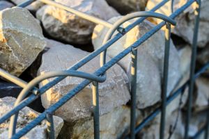 Sicht- und L&auml;rmschutz im Garten: Vorteile eines Gabionenzauns - Bild: Monika / Pixabay