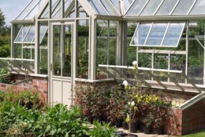 Die Frischluftzufuhr bezeichnet den Prozess, bei dem frische Luft von au&szlig;en in einen geschlossenen Raum gelangt, um die Luftqualit&auml;t zu verbessern.