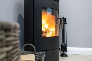 Behaglich und warm - so bauen Sie Ihren eigenen Kaminofen - Bild: Kyle Mackie / Unsplash Behaglich und warm - so bauen Sie Ihren eigenen Kaminofen - Bild: Kyle Mackie / Unsplash