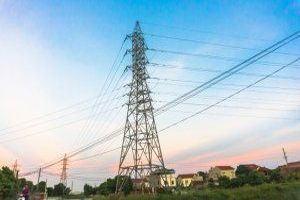 Netzinfrastruktur im Strombereich umfasst die physischen Komponenten des Stromnetzes wie &Uuml;bertragungs- und Verteilungsleitungen, Transformatoren, Schaltanlagen und andere Einrichtungen, die zur &Uuml;bertragung und Verteilung von elektrischer Energie ben&ouml;tigt werden.