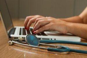 Innovative L&ouml;sungen f&uuml;r die Gesundheitsversorgung - die Fortschritte der Medizintechnik - Bild: National Cancer Institute / Unsplash