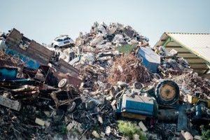 Sonderm&uuml;ll bezieht sich auf Abf&auml;lle, die aufgrund ihrer toxischen, gef&auml;hrlichen oder gesundheitssch&auml;dlichen Eigenschaften nicht in normalen Abfallentsorgungssystemen entsorgt werden k&ouml;nnen.