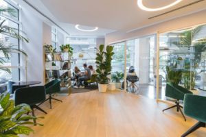 Raumplanung für das Wohnzimmer - auf diese Aspekte kommt es an - Bild: Copernico / Unsplash Raumplanung für das Wohnzimmer - auf diese Aspekte kommt es an - Bild: Copernico / Unsplash