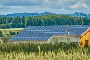 Solarstrom f&uuml;r Unternehmen: Chancen durch Photovoltaikanlagen auf dem Firmendach - Bild: Roy Buri / Pixabay