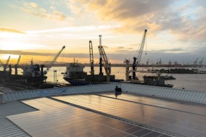 Solarstrom f&uuml;r Unternehmen: Chancen durch Photovoltaikanlagen auf dem Firmendach - Bild: Nico Johnson / Pixabay