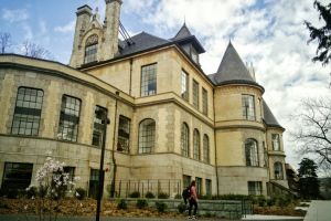 Stilvolle Hausrenovierung: Alten Charme bewahren und moderne Elemente integrieren - Bild: Zoshua Colah / Unsplash