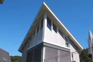 Schr&auml;grollladen: Die smarte L&ouml;sung f&uuml;r Fenster mit Winkel - Bild: schanz.de