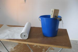 Tapetenkleister ist eine spezielle Klebemasse, die zum Anbringen von Tapeten auf W&auml;nden verwendet wird.