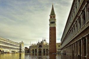 Wasserschadenvorbeugung bezeichnet eine Reihe von proaktiven Ma&szlig;nahmen und Strategien, die ergriffen werden, um das Risiko von Wassersch&auml;den in Geb&auml;uden und Anlagen zu minimieren oder g&auml;nzlich zu verhindern.