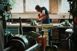 Werkbank clever planen: Ergonomie, Ordnung und Ausstattung f&uuml;r Heim- und Profiwerkstatt - Bild: Maxime Agnelli / Unsplash