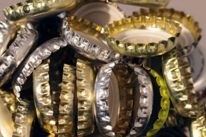 Eine Abdichtung ist ein Material oder eine Technik, die eingesetzt wird, um das Eindringen von Feuchtigkeit, Luft, Schmutz, L&auml;rm oder anderen unerw&uuml;nschten Elementen in einen Raum oder ein System zu verhindern.