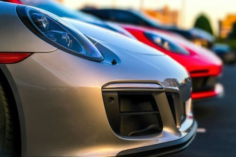 Ein Fahrzeug ist ein bewegliches Verkehrsmittel, das zur Bef&ouml;rderung von Personen oder G&uuml;tern dient.