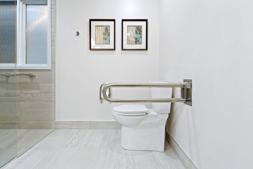 Ein Haltegriff ist eine Vorrichtung, die Menschen zum Festhalten, Abst&uuml;tzen oder Gleichgewichtshalten dient.