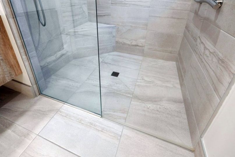 Der Badumbau bezeichnet die Renovierung, Umgestaltung oder Neugestaltung eines Badezimmers.