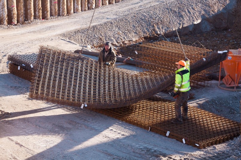 Der Begriff Bewehrung beschreibt die gezielte Einlage von Zug- oder Druckelementen &ndash; meist in Form von Stahleinlagen &ndash; in Betonbauteile, um deren Tragf&auml;higkeit und Dauerhaftigkeit zu erh&ouml;hen.