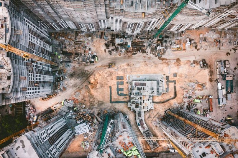 Eine Gro&szlig;baustelle ist ein Ort, an dem umfangreiche Bauarbeiten stattfinden, die verschiedene Arten von Konstruktionen oder Infrastrukturprojekten umfassen, die eine betr&auml;chtliche Fl&auml;che oder Ressourcen beanspruchen.