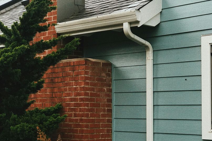 Das Fallrohr, auch als Abflussrohr oder Regenfallrohr bezeichnet, ist ein vertikales Rohr, das an der Au&szlig;enseite eines Geb&auml;udes angebracht ist.