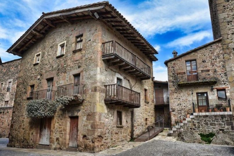 Eine Stuckfassade ist eine Au&szlig;enfassade eines Geb&auml;udes, die mit Stuckornamenten oder -verzierungen dekoriert ist.