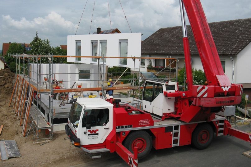 Ein Fertighaus ist ein Haus, das aus vorgefertigten Bauteilen oder Modulen hergestellt wird.