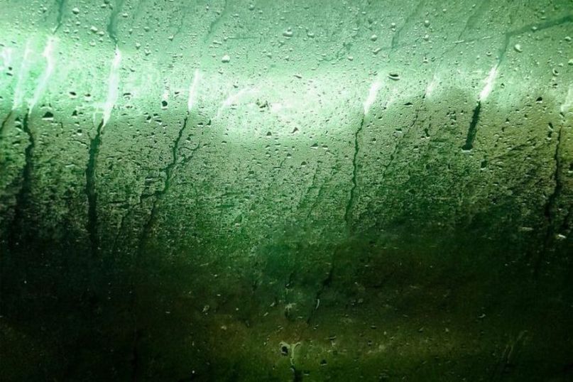 Eine Nanobeschichtung ist eine d&uuml;nn aufgetragene Schicht auf der Nanoskala, die verschiedene Materialien vor &auml;u&szlig;eren Einfl&uuml;ssen sch&uuml;tzt oder ihnen bestimmte Eigenschaften verleiht.