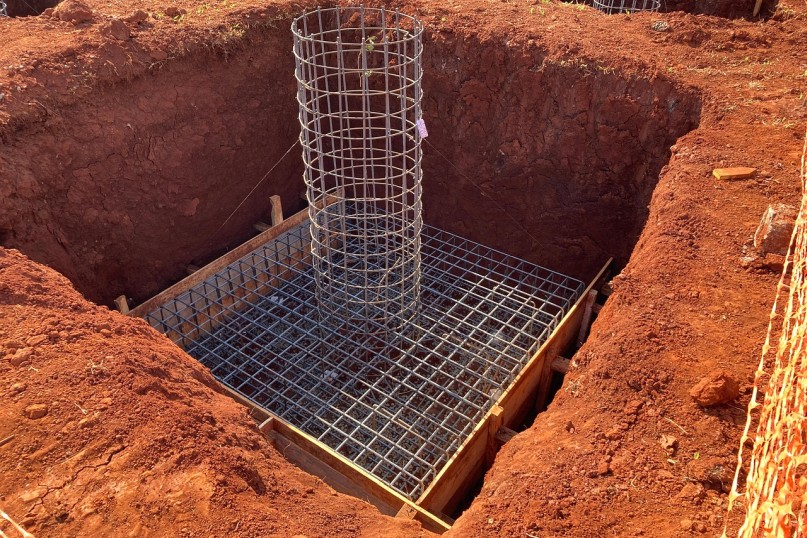 Der Begriff Unterbau bezeichnet die vorbereitende, tragende und stabilisierende Schicht unter einer Konstruktion, einem Boden, einer Terrasse, einem Stra&szlig;enbelag oder einer technischen Anlage.