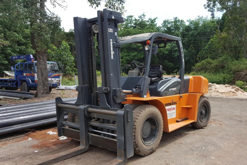 Ein Stapler, im industriellen Kontext meist als Gabelstapler bezeichnet, ist ein motorisiertes Flurf&ouml;rderzeug, das zum Heben, Bewegen und Stapeln von Lasten eingesetzt wird.