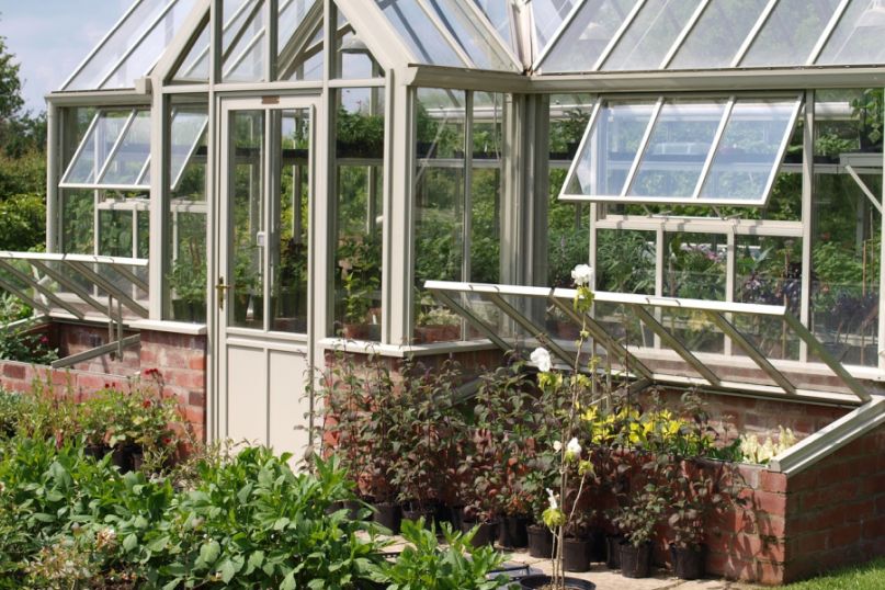 Die Frischluftzufuhr bezeichnet den Prozess, bei dem frische Luft von au&szlig;en in einen geschlossenen Raum gelangt, um die Luftqualit&auml;t zu verbessern.