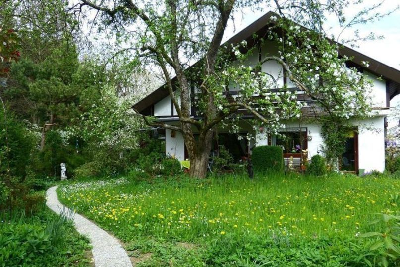 Die Grundst&uuml;cksgrenze ist die rechtlich festgelegte Trennlinie zwischen zwei angrenzenden Grundst&uuml;cken.