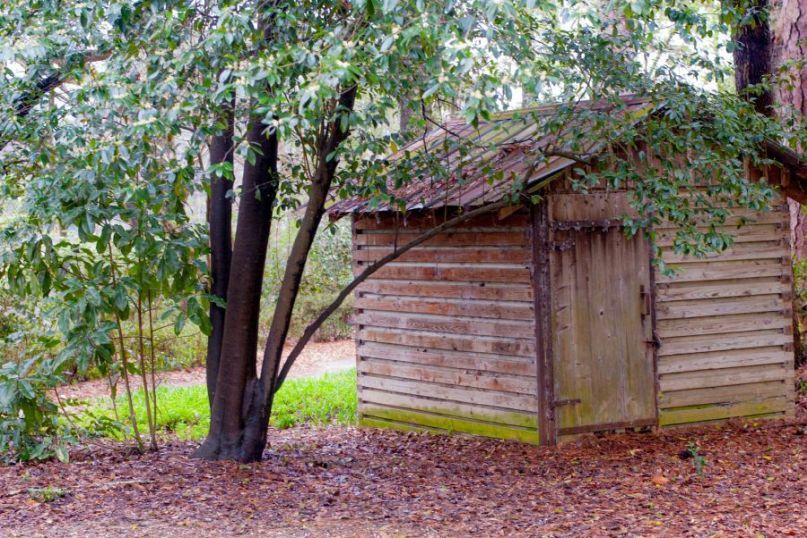 Eine Villa ist ein gro&szlig;es, luxuri&ouml;ses Wohnhaus, das oft von G&auml;rten oder Parkanlagen umgeben ist.