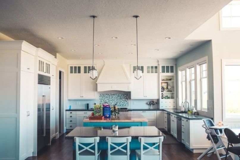 Innenausbau bezieht sich auf die umfassende Gestaltung und Einrichtung von Innenr&auml;umen wie Wohnungen, B&uuml;ros, Gesch&auml;ften oder &ouml;ffentlichen Geb&auml;uden.