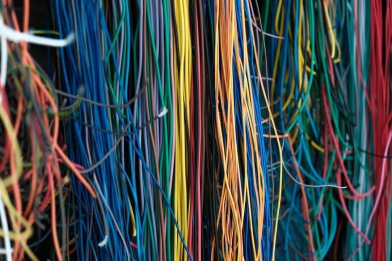 Leitung bezeichnet eine Verbindung, die elektrische Energie oder Fl&uuml;ssigkeiten transportiert.