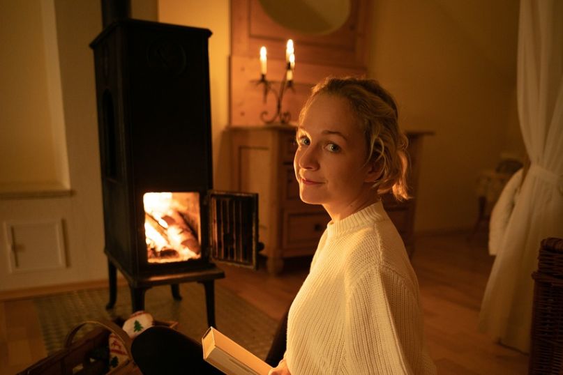 Eine W&auml;rmequelle ist eine Vorrichtung oder ein System, das W&auml;rme erzeugt und abgibt, um einen Raum oder eine Umgebung zu erw&auml;rmen.