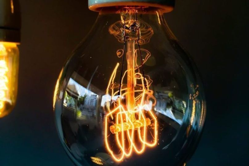 Licht ist eine elektromagnetische Strahlung, die unsere Umgebung sichtbar macht und unseren Tagesablauf beeinflusst.