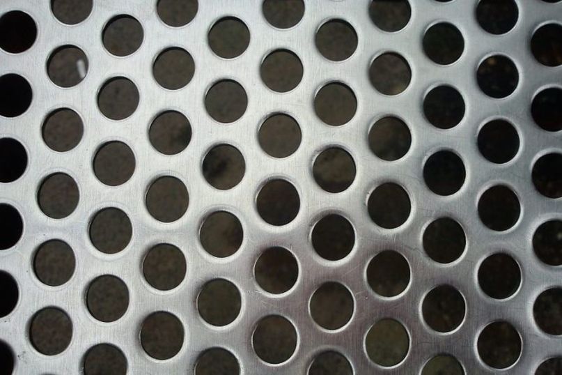 Ein Lochblech ist ein flaches Metallblech mit L&ouml;chern in regelm&auml;&szlig;igen oder unregelm&auml;&szlig;igen Abst&auml;nden.