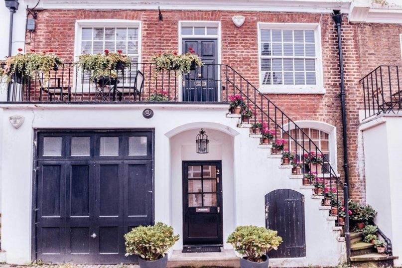 Die Massivbauweise bezeichnet eine Bauweise, bei der massive Baustoffe wie Beton, Stein oder Ziegel verwendet werden.