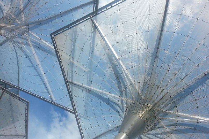 Eine Plexiglasscheibe ist eine fl&auml;chige, meist rechteckige oder individuell zugeschnittene Platte aus Acrylglas (PMMA), die als Ersatz f&uuml;r klassische Glasscheiben verwendet wird.