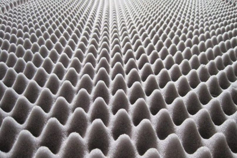 Die Schalld&auml;mmung bezeichnet spezifische Ma&szlig;nahmen und Techniken, die dazu dienen, den Schallpegel zu senken oder die &Uuml;bertragung von Schall zwischen verschiedenen R&auml;umen oder Bereichen zu verhindern.