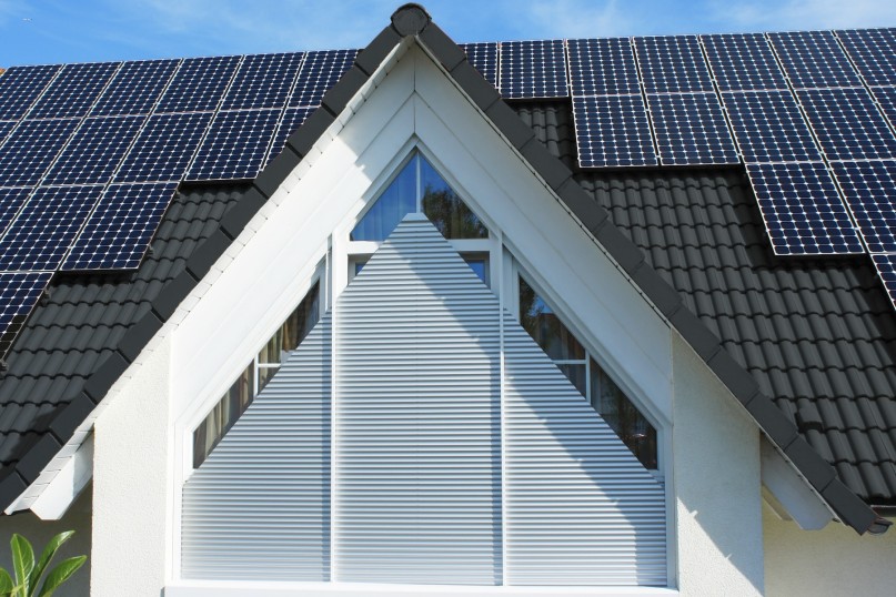 Bei Schr&auml;grollladen handelt es sich um eine besondere Bauweise von Rollladen, die speziell f&uuml;r dreieckige oder trapezf&ouml;rmige Fenster ausgelegt sind