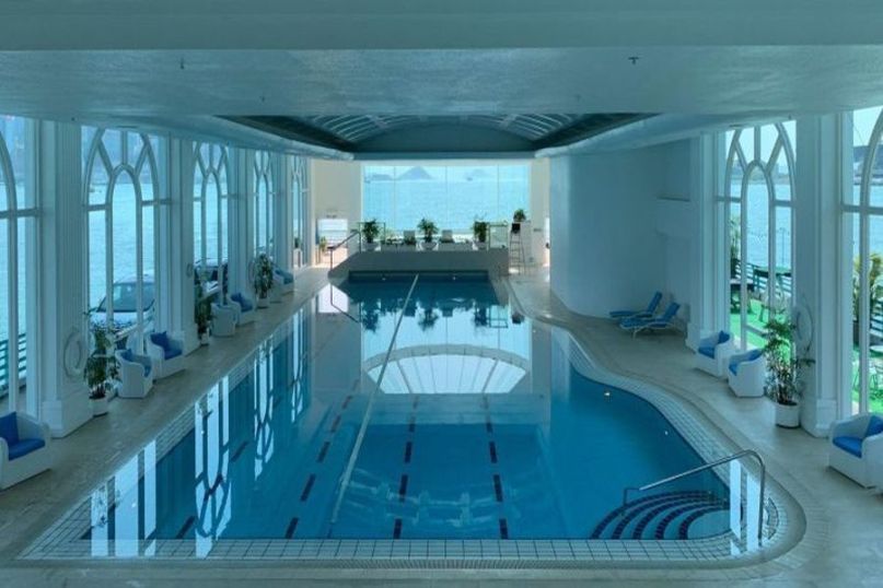 Der Schwimmhallenbau umfasst den Bau von Hallen oder Geb&auml;uden, die zum Schwimmen und anderen Wasseraktivit&auml;ten genutzt werden.