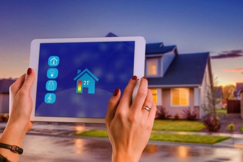 Smart Home bezeichnet die Vernetzung und Automatisierung von Haushaltsger&auml;ten, Beleuchtung, Heizungs- und Sicherheitssystemen, um Komfort, Energieeffizienz und Sicherheit zu erh&ouml;hen.