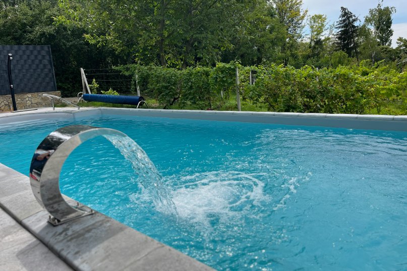 Ein Swimmingpool ist ein k&uuml;nstlich angelegtes Becken, das zum Schwimmen, Erholen oder Trainieren verwendet wird.
