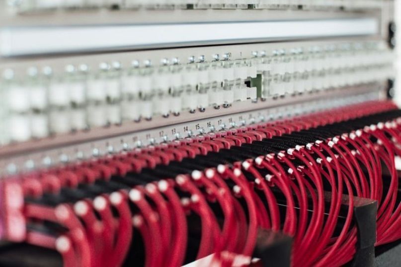 Kabelinstallation bezieht sich auf den Prozess der Verlegung, Montage und Einrichtung von Kabeln in einem Geb&auml;ude oder System.