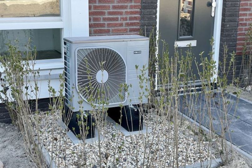 Eine W&auml;rmepumpe ist eine innovative technische Anlage, die Umweltw&auml;rme aus der Luft, dem Erdreich oder dem Grundwasser aufnimmt und auf ein h&ouml;heres Temperaturniveau f&uuml;r Heizzwecke oder zur Warmwasserbereitung hebt.