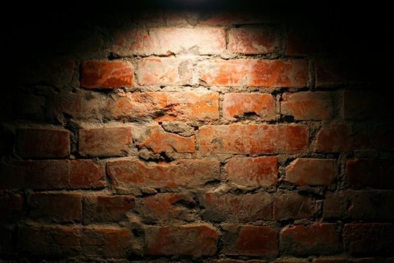 Wandschmuck bezieht sich auf dekorative Elemente oder Verzierungen, die an W&auml;nden angebracht sind, um den Raum zu versch&ouml;nern oder eine bestimmte Atmosph&auml;re zu schaffen.